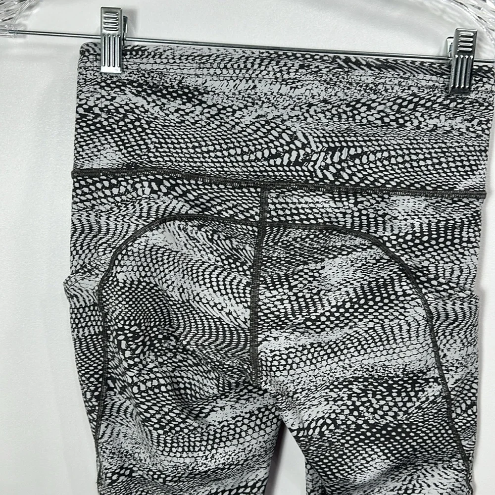 Lululemon Grey And White Snakeskin Print Crop leggings size 6.